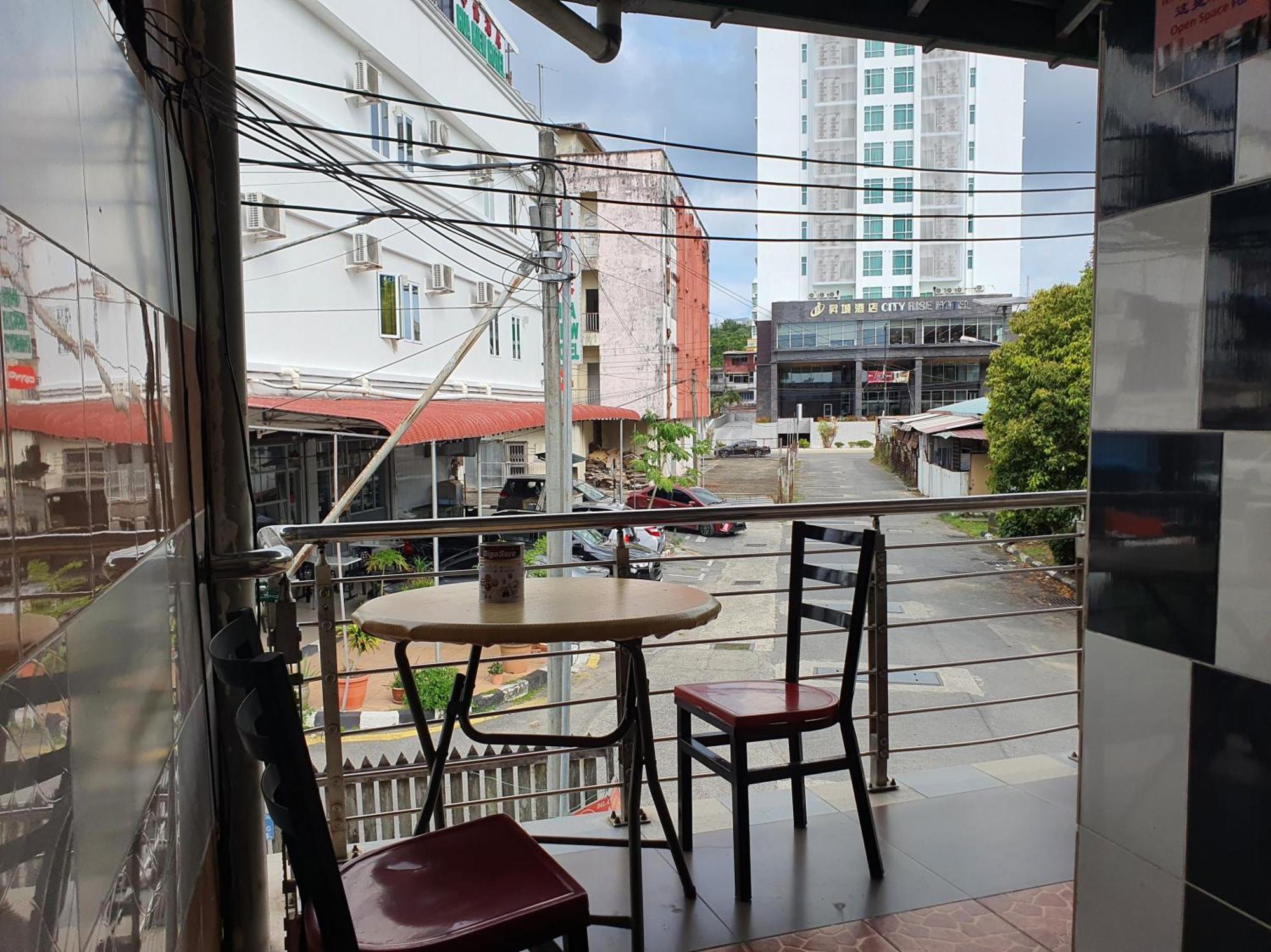 Oyo 90972 Jj Homestay Miri Eksteriør billede